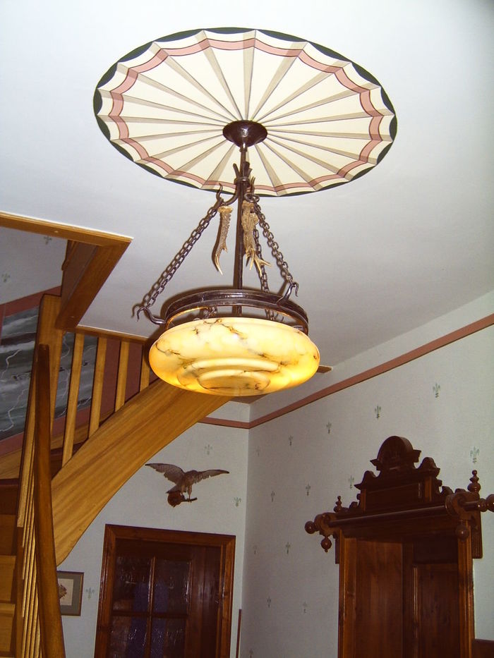 Malerei um Deckenlampe